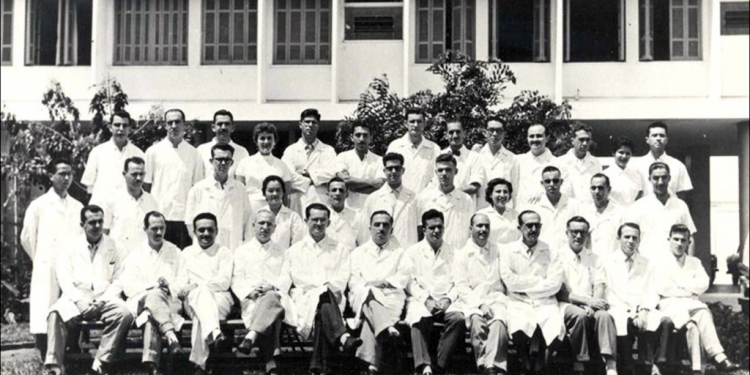 TURMA INICIAL DA FACULDADE DE MEDICINA DE RIBEIRÃO PRETO COMPLETA 60 ANOS